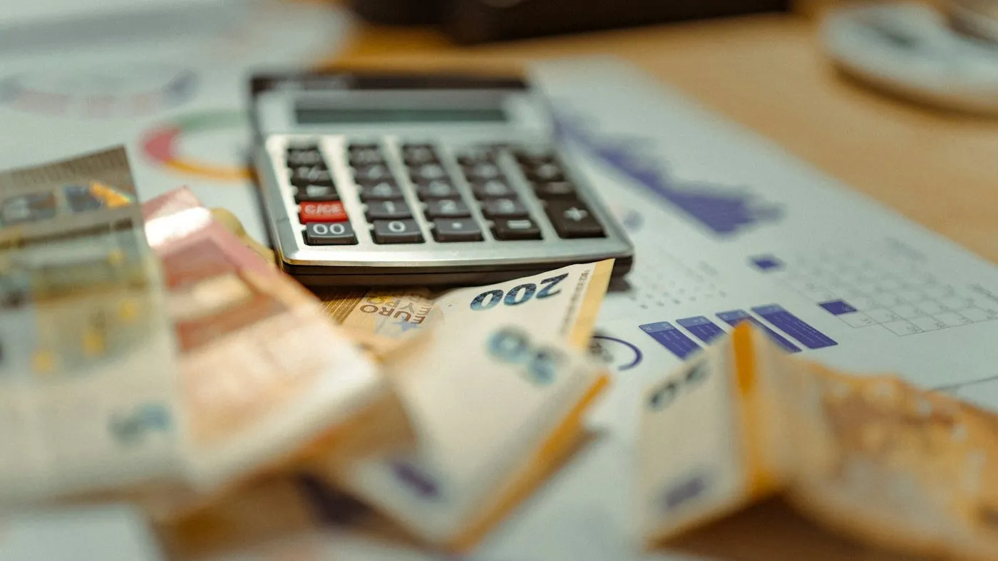 Calculatrice et documents budgétaires sur un bureau