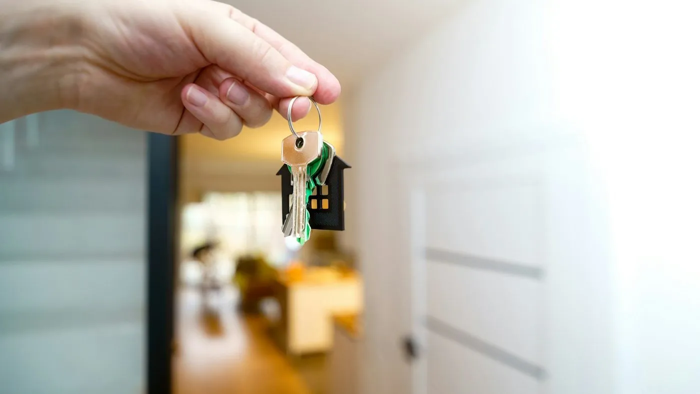 Clés insérées dans la serrure d’une porte d’entrée