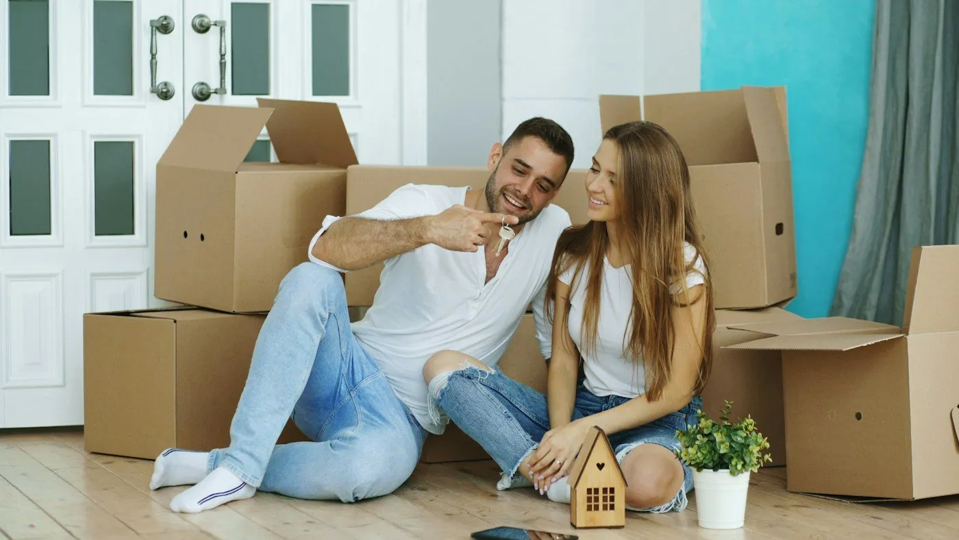 Couple portant des cartons lors d’un emménagement