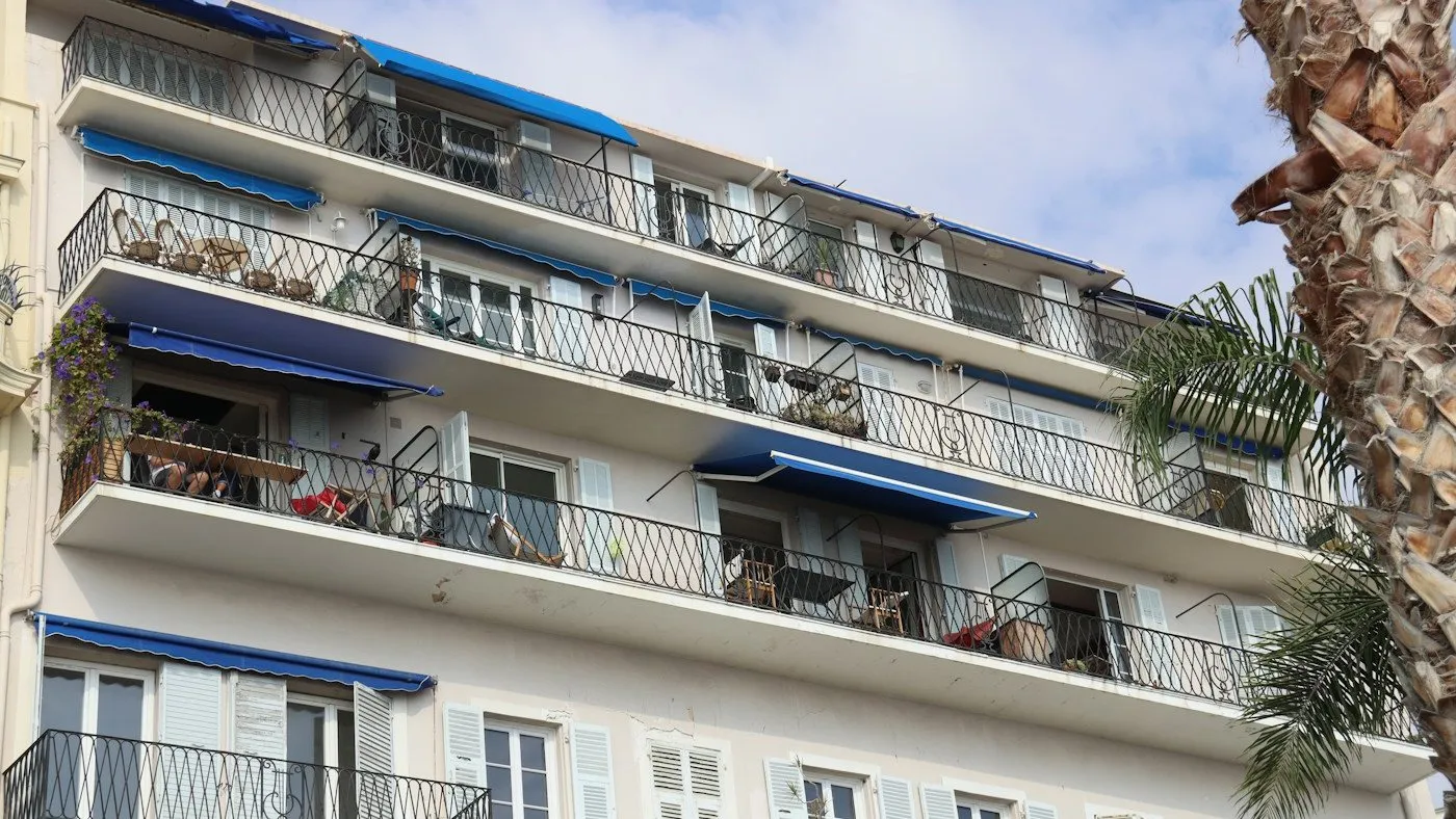 Façade d’un immeuble résidentiel avec balcons