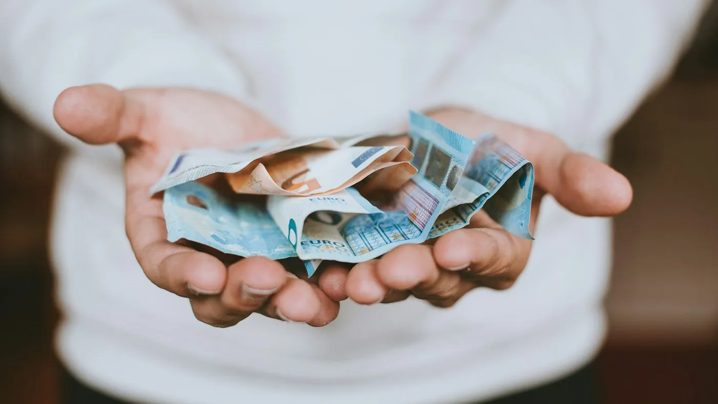 Mains comptant des billets en euros