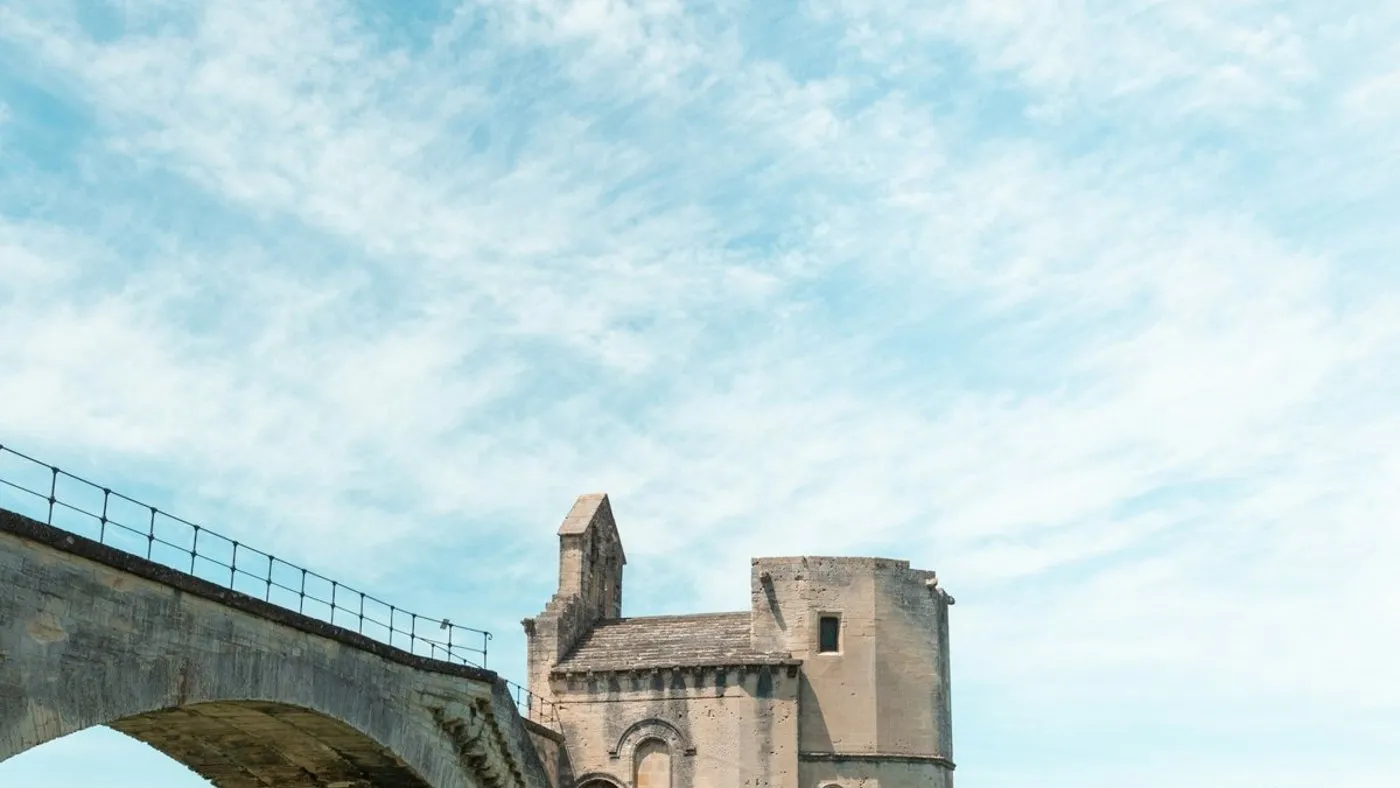 Le pont Saint-Bénézet d’Avignon sous un ciel bleu